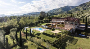 Casale rinnovato immerso nella campagna con splendida piscina privata